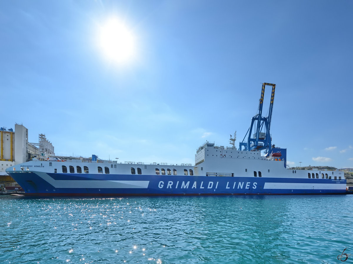 Das Ro-Ro-Schiff  EUROCARGO VENEZIA  im Hafen von Valletta. (Oktober 2017)