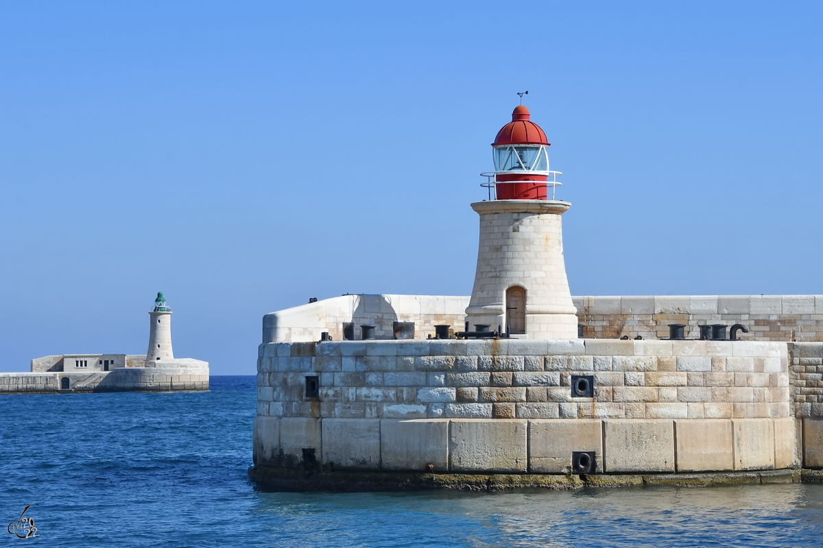 Das rote (Ricasoli Lighthouse) und grüne (St. Elmo Lighthouse) Molenfeuer im Valletta Grand Harbour sind seit 1911 in Betrieb. (Oktober 2017)