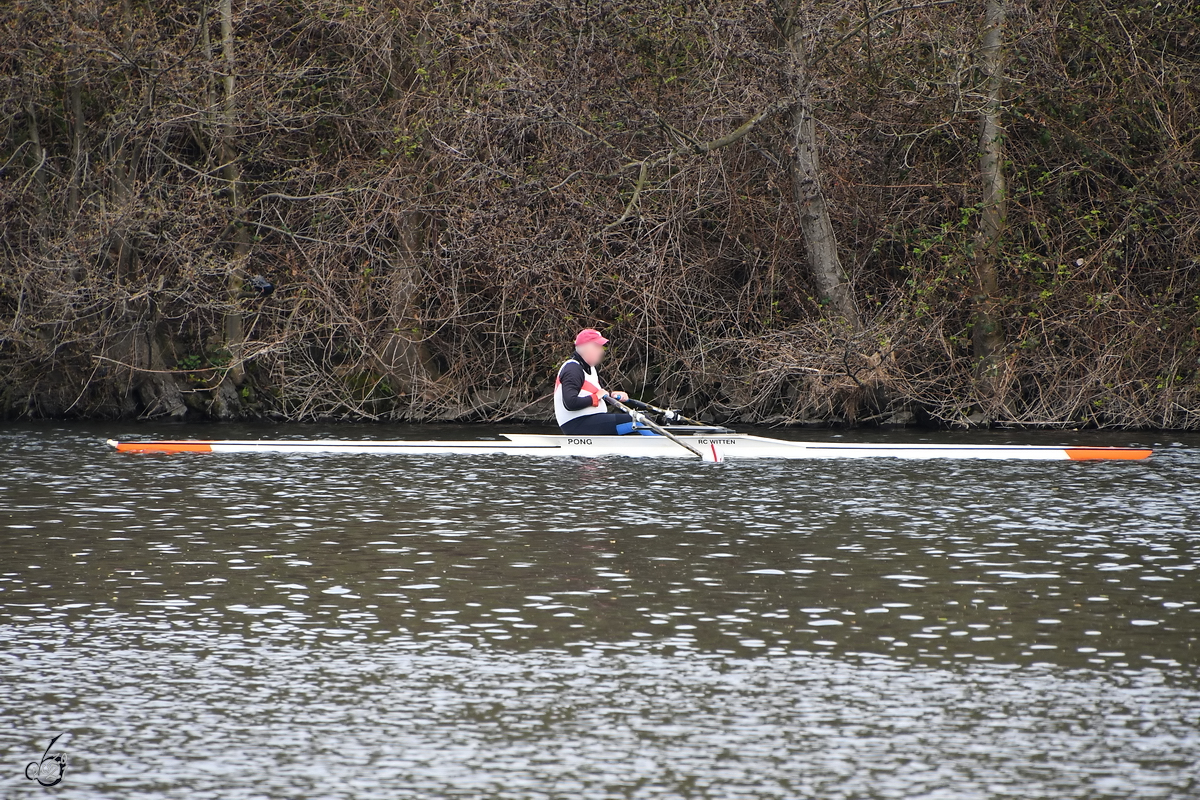 Das Ruderboot  PONG  war Mitte April 2021 auf der Ruhr bei Witten zu sehen.