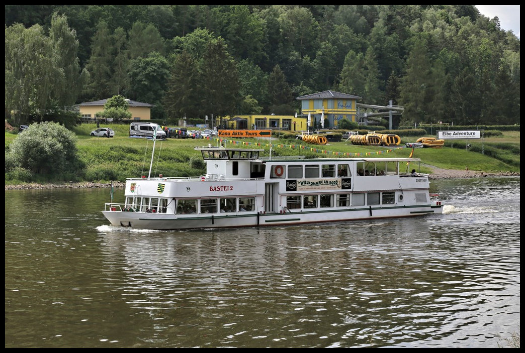 Das Rundfahrtschiff BASTEI 2 nähert sich hier an 6.6.2022 elbaufwärts fahrend dem Anleger in Wehlen.