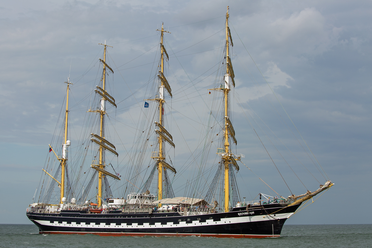 Das russische Segelschulschiff Kruzenshtern (IMO 6822979) vor Rostock-Warnemünde. - 10.08.2019