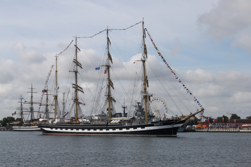 Das russische Segelschulschiff Kruzenshtern (russisch Крузенште́рн)beim Auslaufen in Warnemünde.09.08.2019