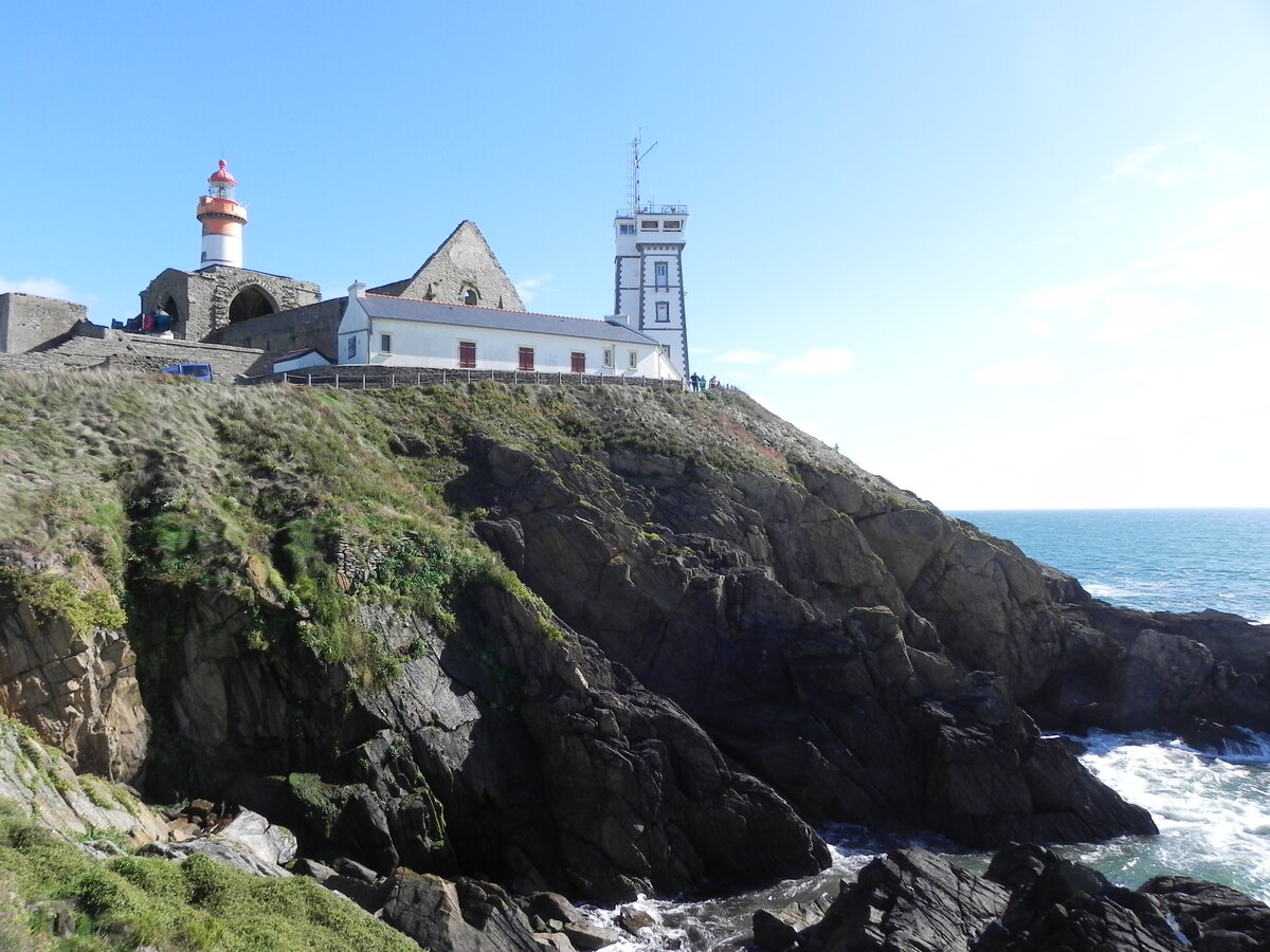 Das  Sémaphore de la Pointe Saint-Mathieu  am 01.10.2016.
Dieser 39 Meter hohe Signalturm der französischen Marine wurde im Jahr 1906 erbaut und dient der Überwachung des Schiffsverkehrs auf den anliegenden Seegebieten der Four-Passage und der Meerenge von Brest. 