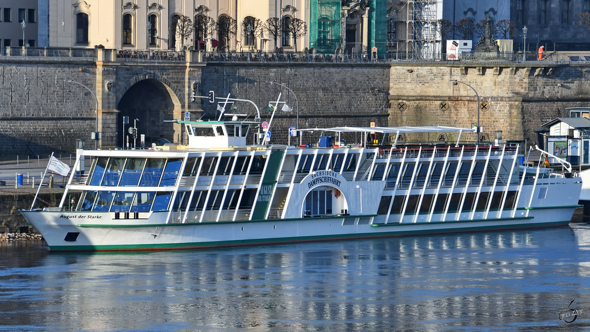 Das Salonschiff  August der Starke  im April 2018 vor Anker in Dresden. 