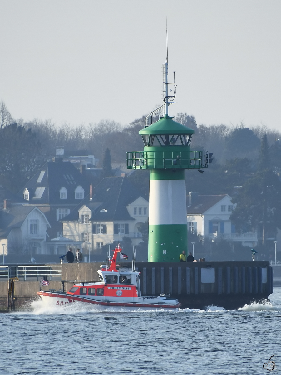 Das SAR-Boot ERICH KOSCHUBS fährt gerade am Molenfeuer in Travemünde vorbei.