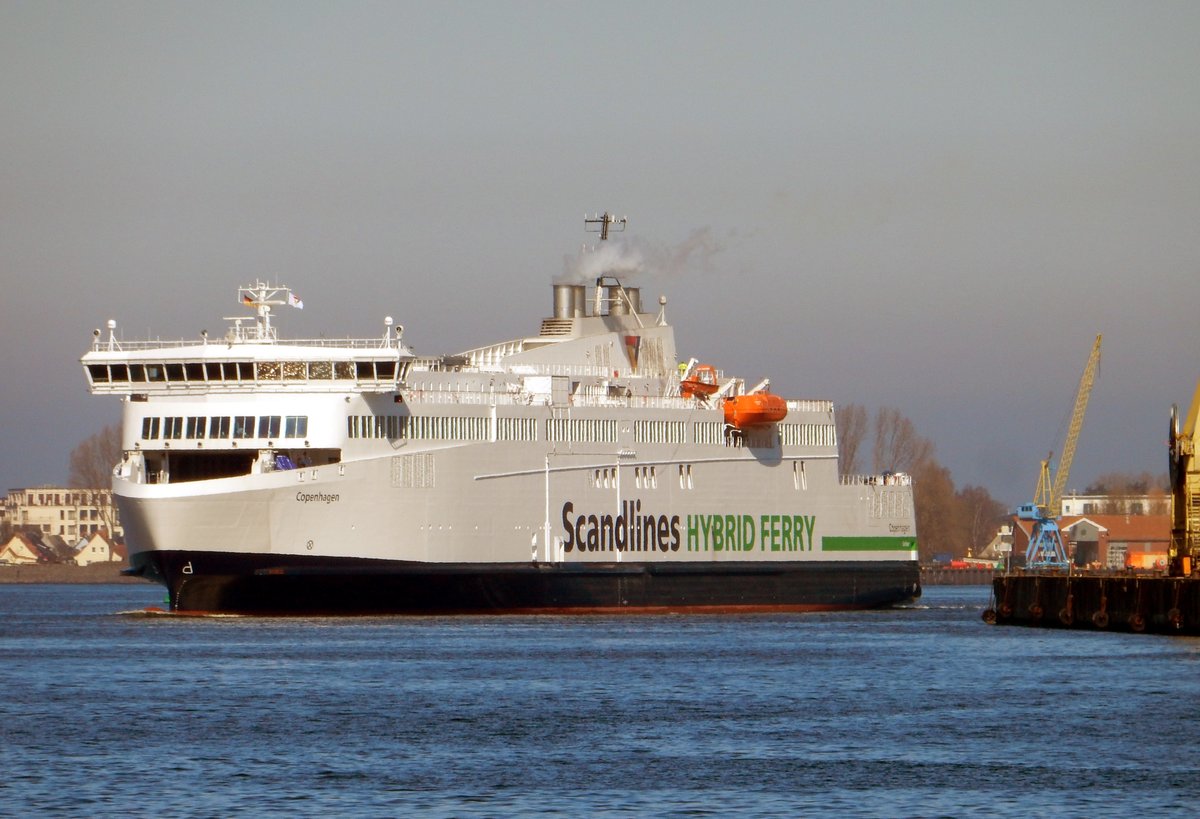 Das SCANDLINES Fährschiff Copenhagen am 27.03.17 beim Anlaufmanöver im Fährhafen Rostock