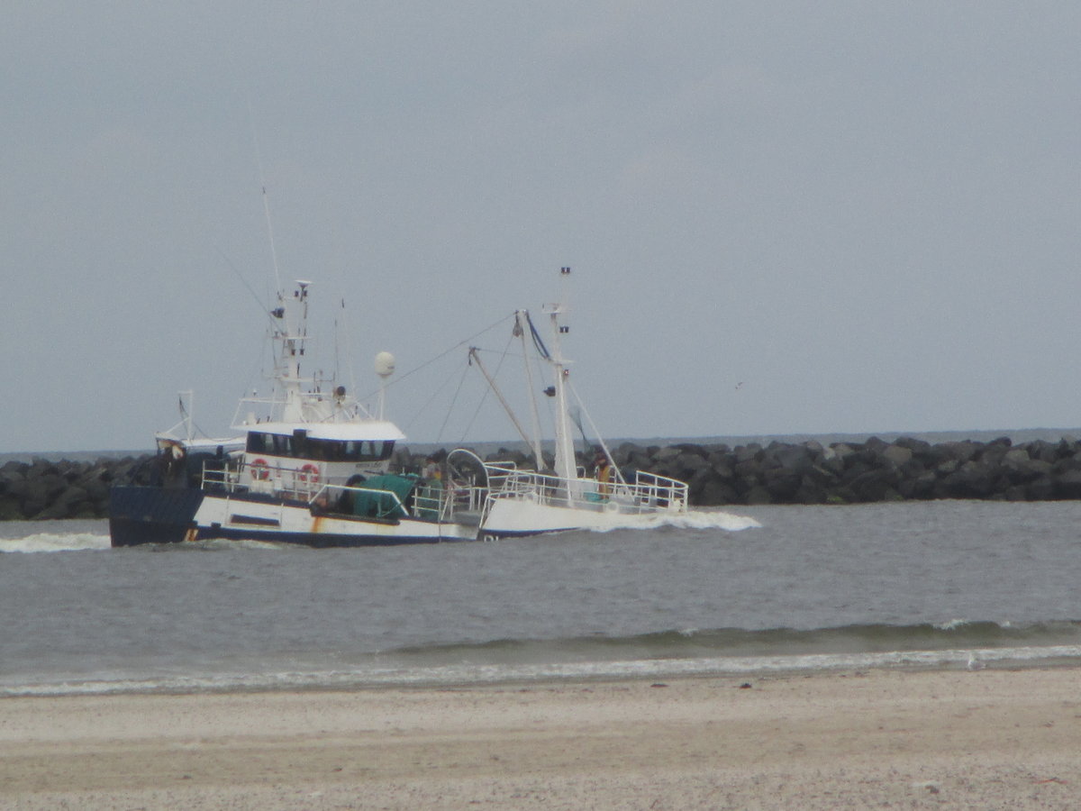 Das Schiff fährt gerade in den Hafen von Hvide Sande in Dänemark / Westjütland.
Ich habe mich über den Tiefgang am Bug gewundert. Hat irgendjemand
eine Ahnung ob das  normal  ist. 