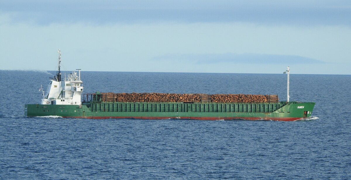 Das Schiff NAVEN (IMO: 9020285, MMSI: 231794000) ist General Cargo das wurde im Jahr 1991 ( 32 Jahre alt ) gebaut. Es segelt unter der Flagge [FO] Faroe Is.
aufgenommen am 17.08.2020 von Bord der  Mein Schiff 1 in der Ostsee