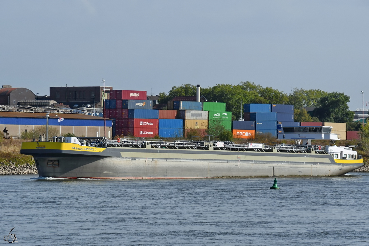 Das Schiff ORANJE NASSAU II (ENI:02331002) ist auf dem Rhein unterwegs. (Duisburg, August 2022)