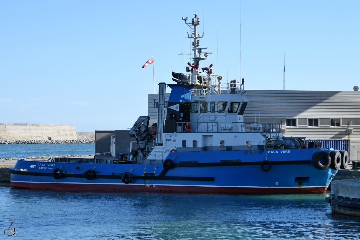 Das Schleppschiff CALA VERD (IMO: 9894222) im Hafen von Barcelona. (November 2022)