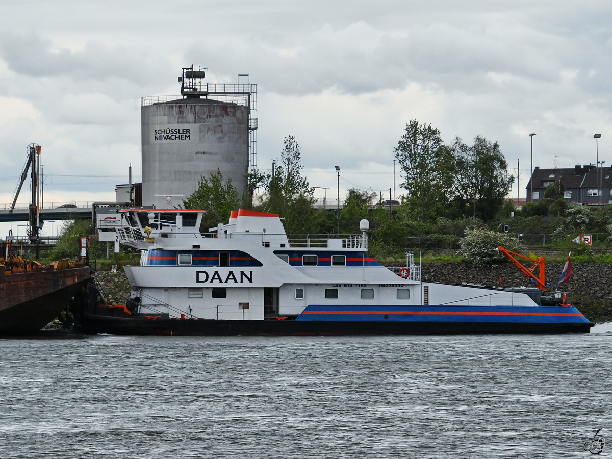 Das Schubboot DAAN (ENI: 04028330) ist hier auf dem Rhein zu sehen. (​Duisburg, Mai 2021)