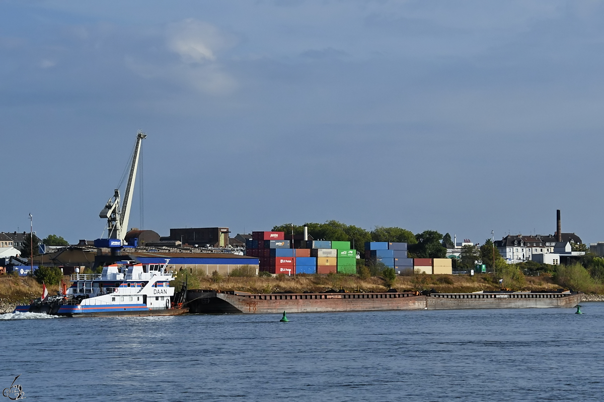 Das Schubboot DAAN (ENI: 04028330) schiebt vier Leichter, so gesehen im August 2022 auf dem Rhein bei ​Duisburg.