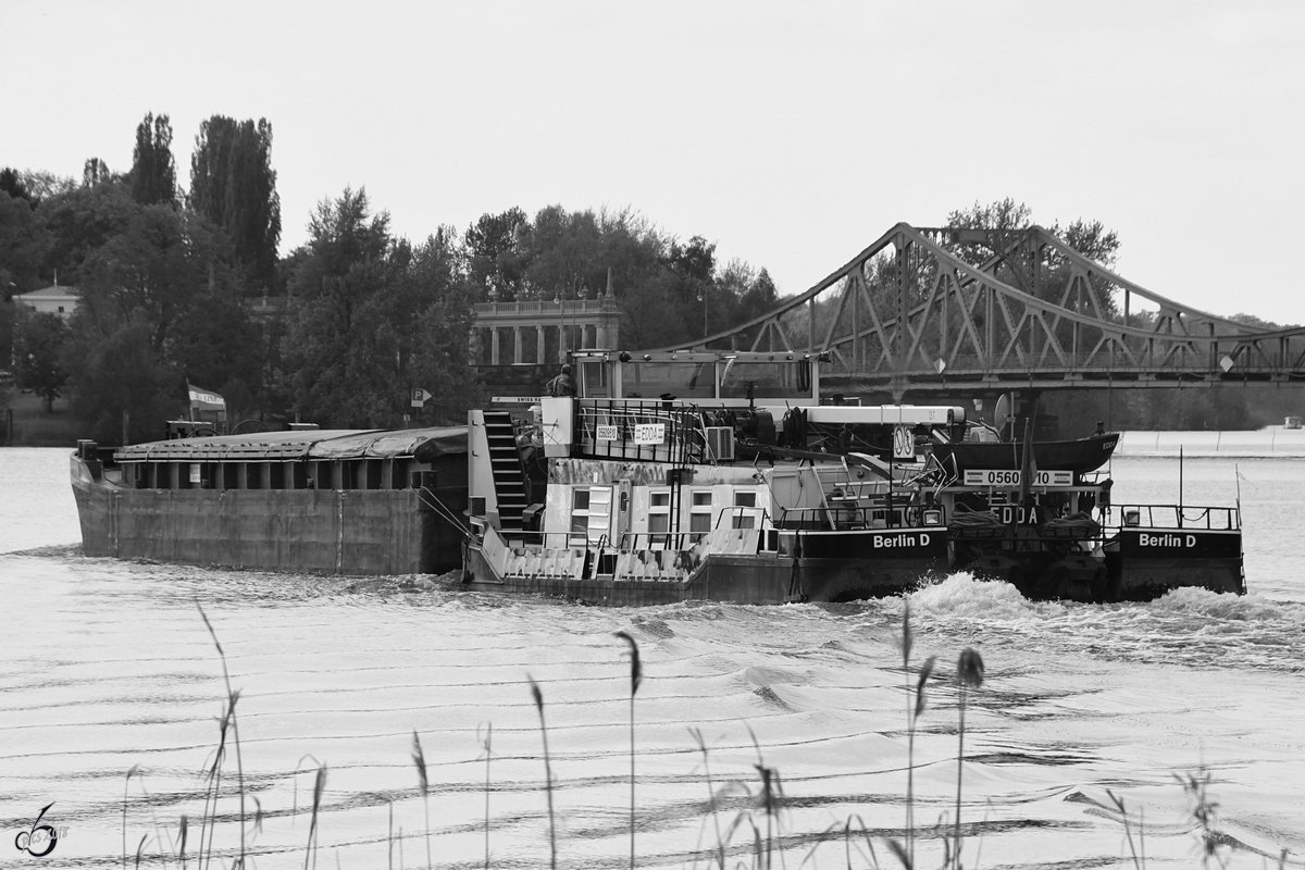 Das Schubboot EDDA (05609510) vor der Glienicker Brücke. (Berlin, April 2018)