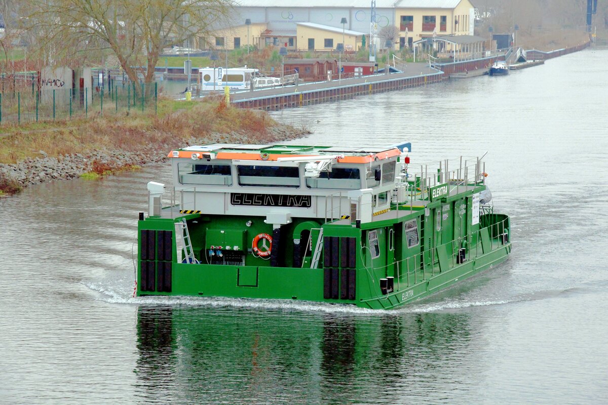 Das Schubboot  ELEKTRA  (04813970 , 19,96 x 8,25m) wurde am 07.12.2021 von Derben an der Elbe nach Berlin (zum Westhafen) überführt. Dieses Schubboot hat eine neue Antriebstechnologie (Wasserstoffbetriebene Brennstoffzellen / Elektrische Antriebsmotoren) und fährt somit emissionsfrei und geräuscharm. Hier im Silokanal in Brandenburg/Havel auf Bergfahrt.  