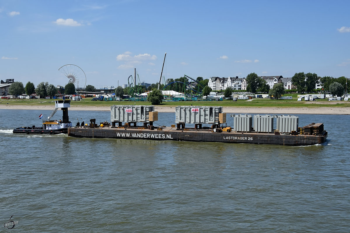 Das Schubboot  Geertruida van der Wees  (02315599) mit dem Ponton  Lastdrager 26  auf dem Rhein. (Düsseldorf, Juni 2018)