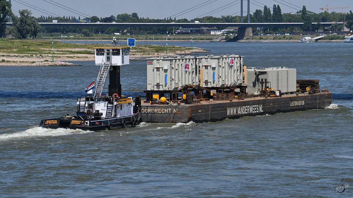 Das Schubboot  Geertruida van der Wees  (02315599) mit dem Ponton  Lastdrager 26  auf dem Rhein. (Düsseldorf, Juni 2018)