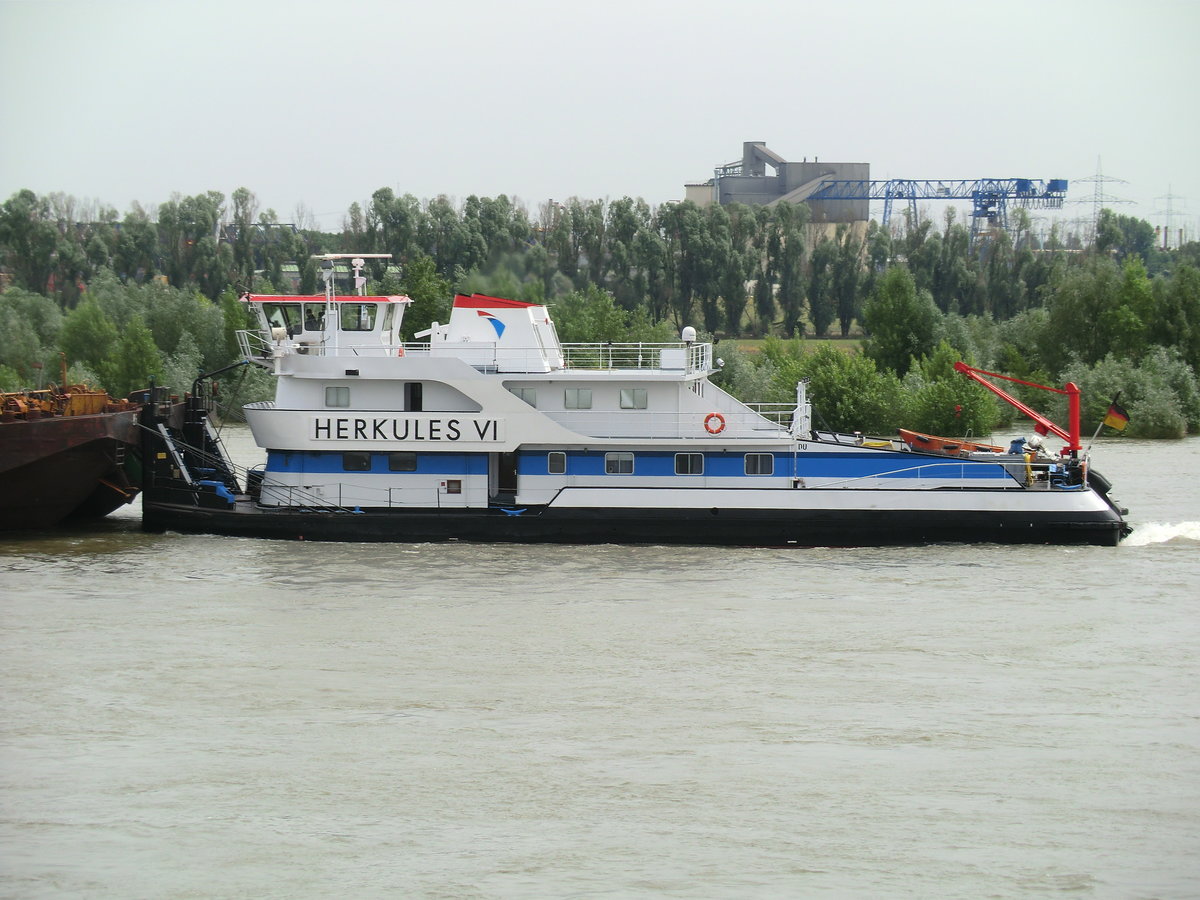 Das Schubboot Herkules VI, hier schon in den Farben und der Beflaggung der Imperial Reederei. Das Fote wurde am 16.6.2012 vor der Rheinbrücke in Wesel aufgenommen.