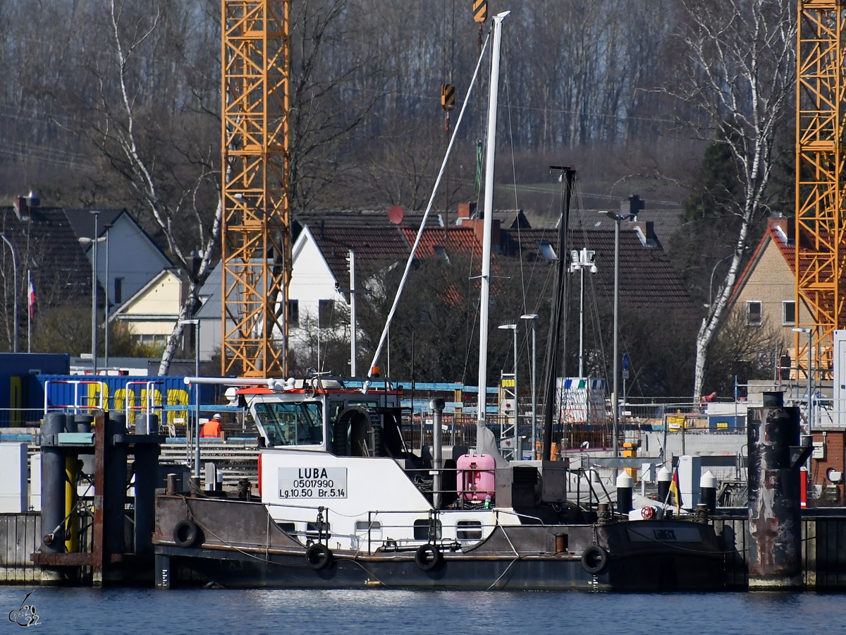 Das Schubboot LUBA (ENI: 05017990) pausiert im Travemünder Hafen. (März 2022)