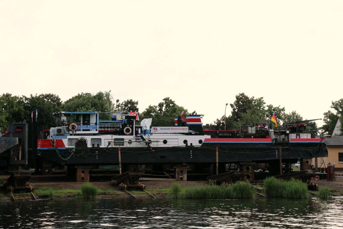 Das Schubboot  SCH 2640 (05604520 , 28,56 x 10,02m) lag am 18.07.2020 auf Helling bei der SET-Werft in Genthin / Elbe-Havel-Kanal.
