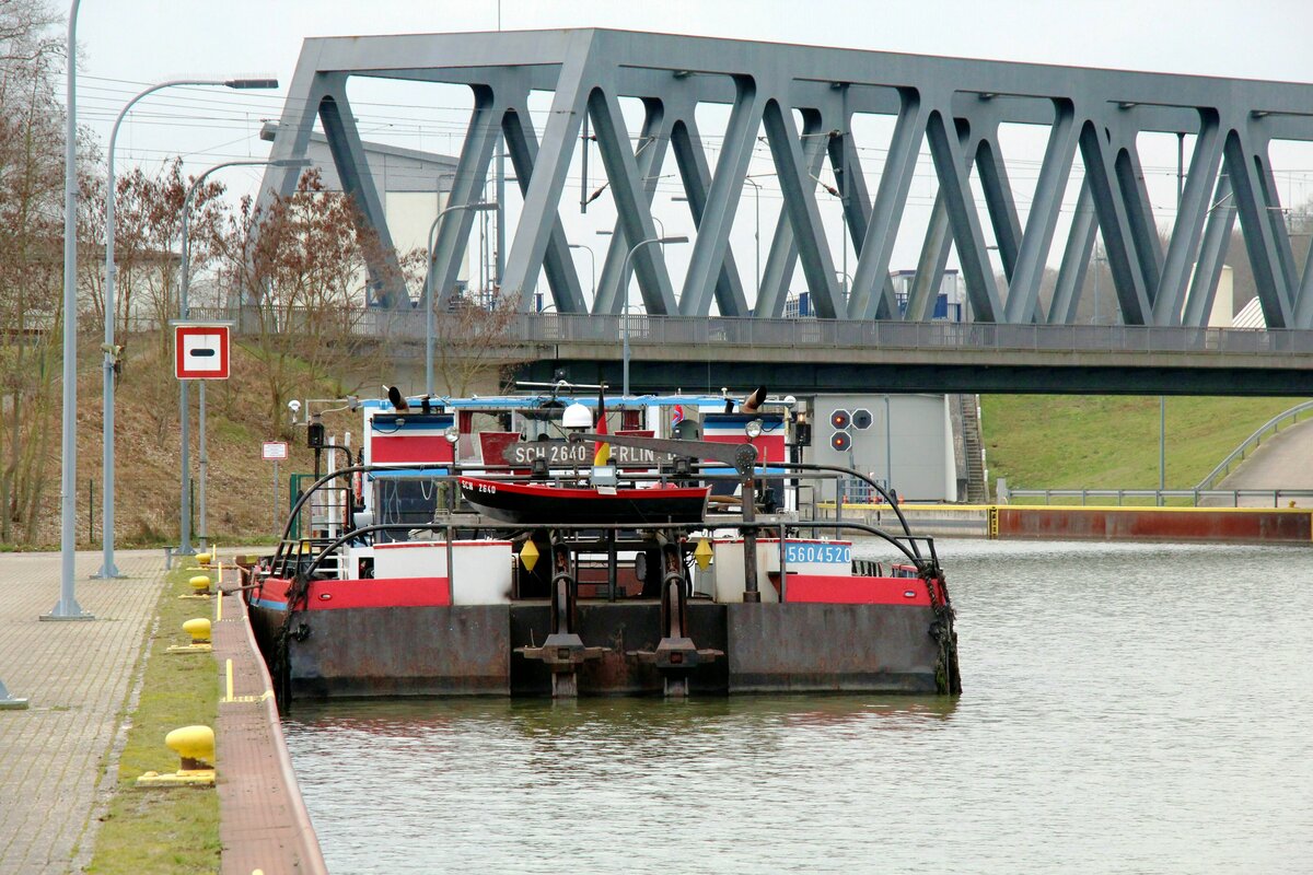 Das Schubboot  SCH 2640  (05604520 , 28,56 x 10,02m)  lag am 15.02.2022 vor der gesperrten Südkammer der Schleuse Sülfeld /  MITTELLANDKANAL.