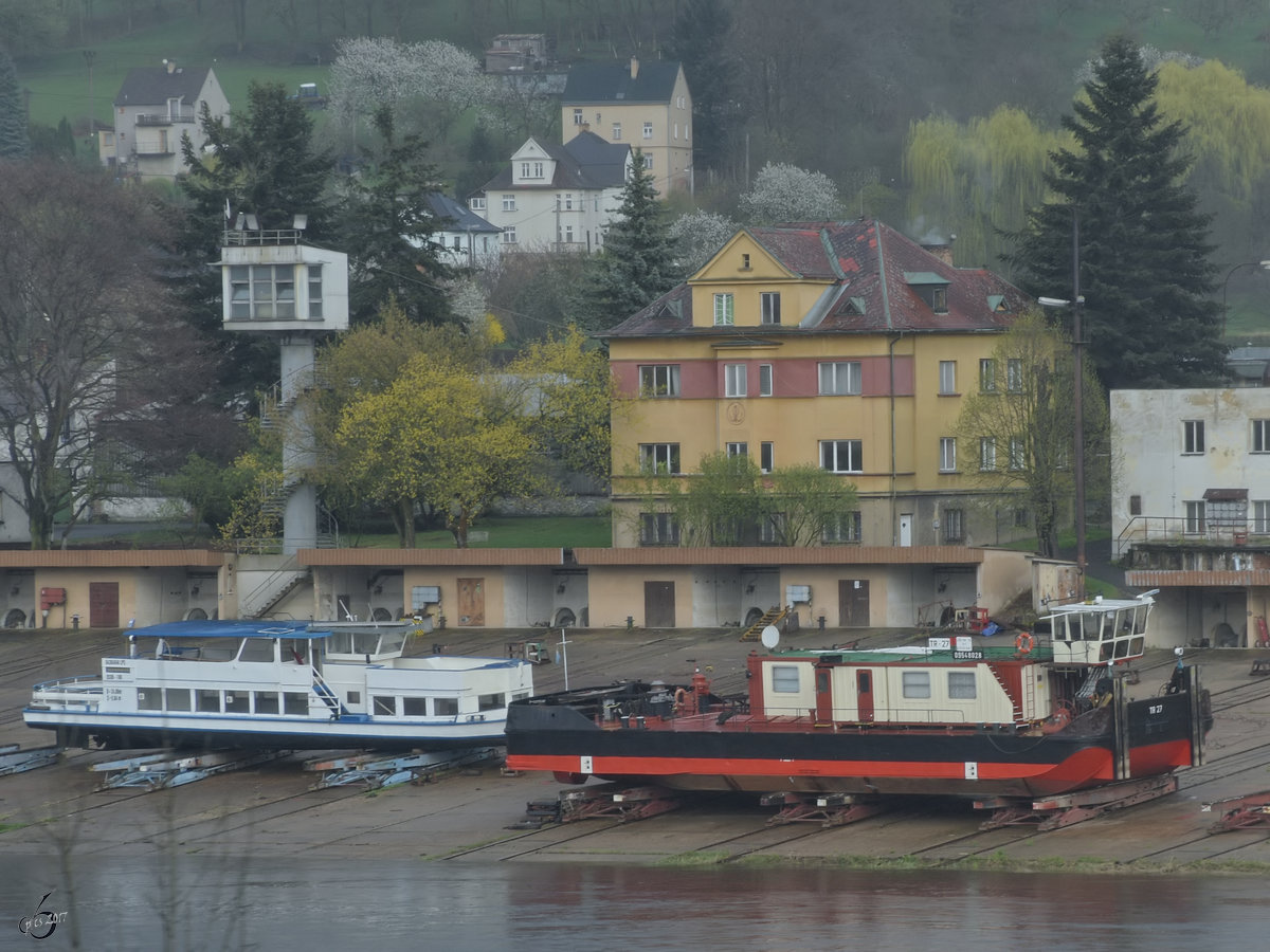 Das Schubboot  TR-27  im tschechischen Ort Děčín-Kresice. (April 2017)