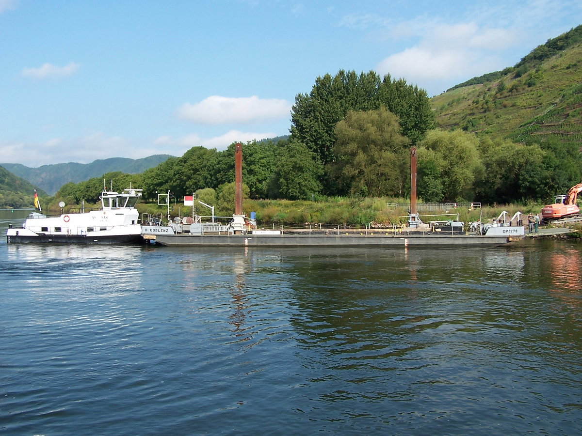 Das Schubboot YAK mit der Deckprahm 1778 der Wasserstrassen und Schifffahrtsverwaltung des Bundes. Eine Deckprahm dient zur Aufnahme von technischem Gerät, wie z.B. Baggern oder Krane, Schüttgüter zur Ufersicherung und zum Transport von Schleusenbauteilen und Revisionsverschlüssen. Das Foto wurde am 25.8.2011 in der Nähe von Cochem aufgenommen.