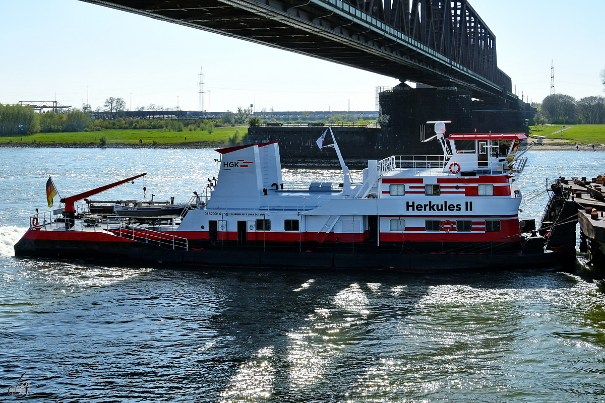 Das Schubschiff HERKULES II (ENI: 1820014) war Mitte April 2021 auf dem Rhein bei Duisburg zu sehen.