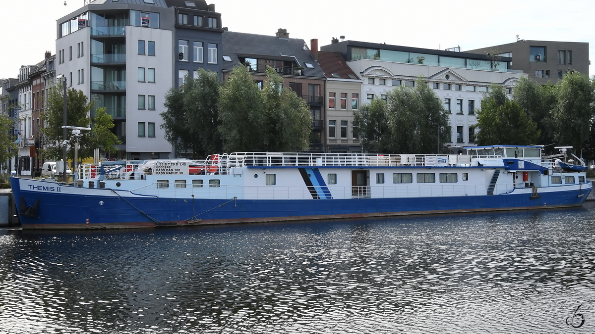 Das Schulschiff für die Binnenschifffahrt  Themis II  (06000248) Ende Juli 2018 im Verbindingsdok Antwerpen.