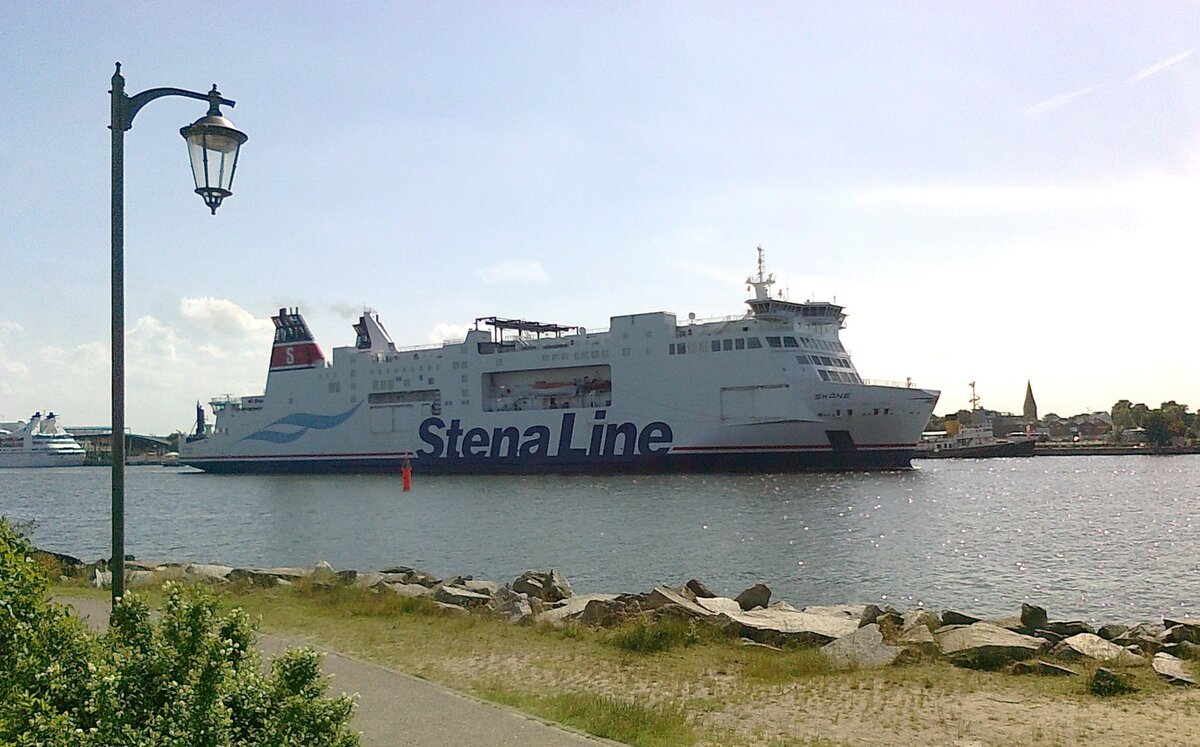 Das schwedische Fährschiff Skane verlässt Warnemünde am 02.07.13