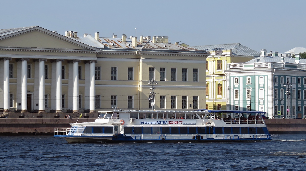 Das schwimmende Restaurant  ASTRA  auf der Newa in  St. Petersburg, 12.8.17