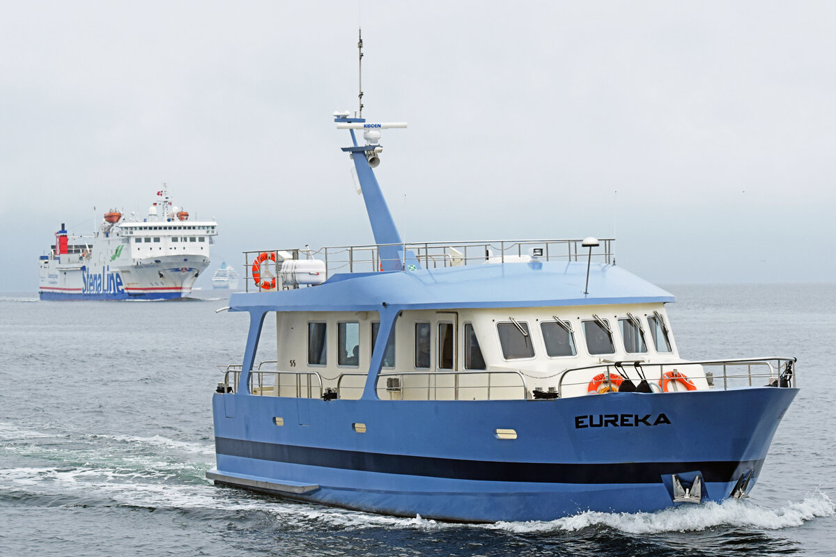 Das Seebestattungsschiff EUREKA kommt von einer Urnen-Beisetzung zurück in den Hafen von Lübeck-Travemünde (04.12.2021). Die STENA GOTHICA ist im Hintergrund des Bildes zu erkennen.