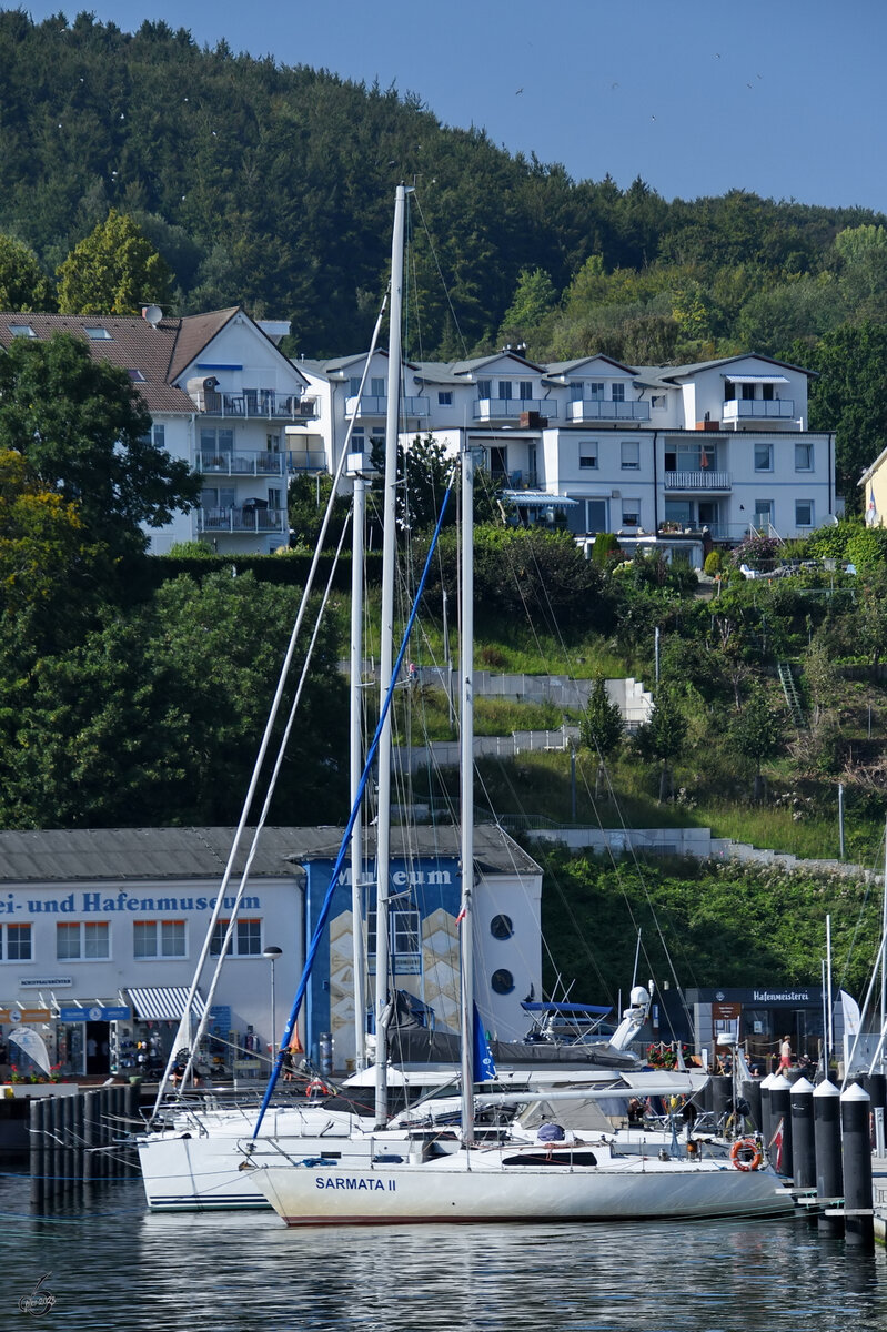 Das Seegelboot SARMATA II ist hier am Liegeplatz im Stadthafen von Sassnitz zu sehen. (August 2023)