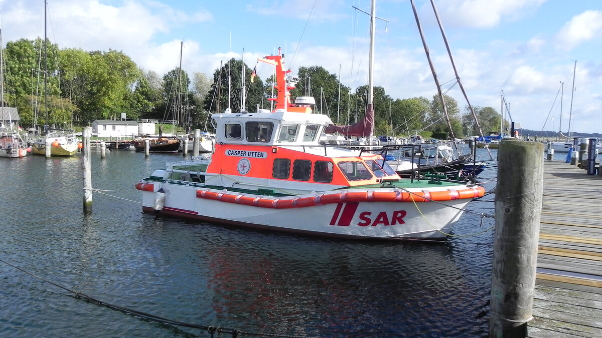 Das Seenotrettungsboot  CASPER OTTEN , MMSI 211362540, am 03.10.2022 im Hafen von Lauterbach/MV, gehört zur 9,5-Meter-Klasse der Deutschen Gesellschaft zur Rettung Schiffbrüchiger (DGzRS). Seit April 2017 ersetzt sie das 8,5 Meter lange Seenotrettungsrettungsboot PUTBUS in Lauterbach auf der Ostseeinsel Rügen. Gebaut wurde das Schiff bei Schweers in Bardenfleth (heute Lürssenwerft)