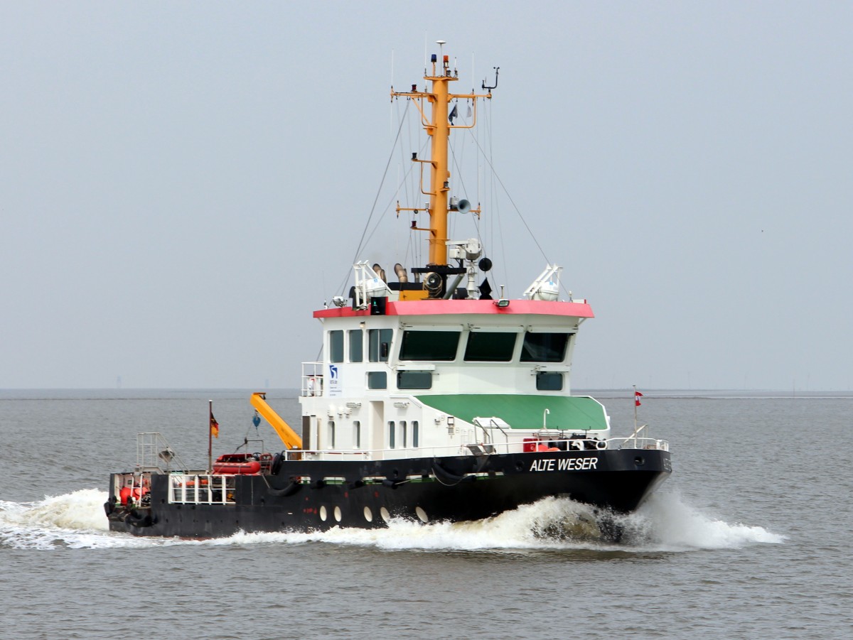 Das Seezeichenfahrzeug Alte Weser am 15.08.2013 bei der Einfahrt in den Hafen von Bremerhaven. Baujahr 2008, 35m lang, 8m breit und hat einen Tiefgang von 2m.