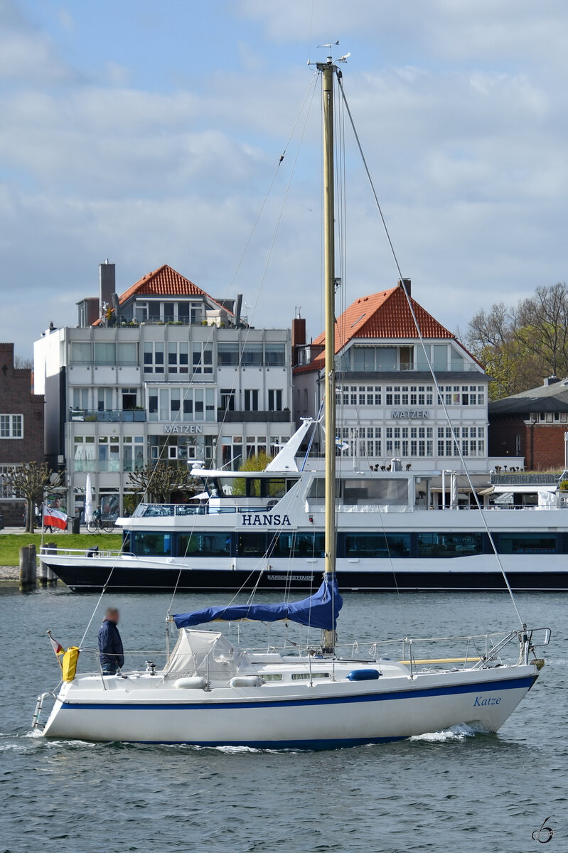 Das Segelboot KATZE befährt die Trave, so gesehen in Priwall im Mai 2023.