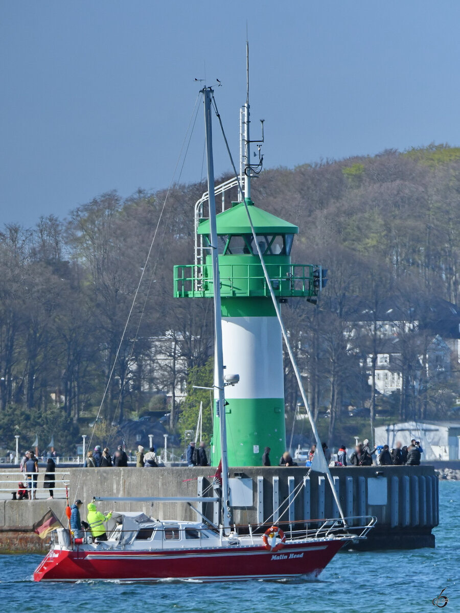 Das Segelboot MALIN HEAD passiert Anfang Mai 2023 auf den Weg in die Ostsee die Nordermole in Travemünde.