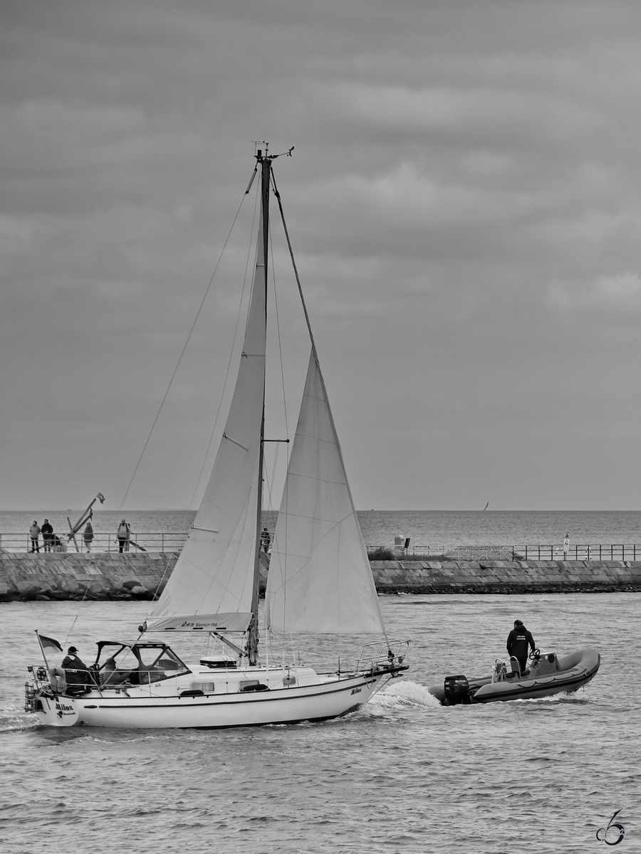 Das Segelboot MILOS  verfolgt  ein Schlauchboot. (Travemünde, Mai 2023)