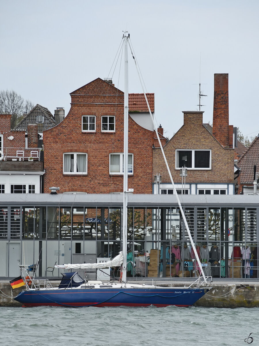 Das Segelboot SANTA MARIA II pausiert im Hafen von Travemünde. (Mai 2023)