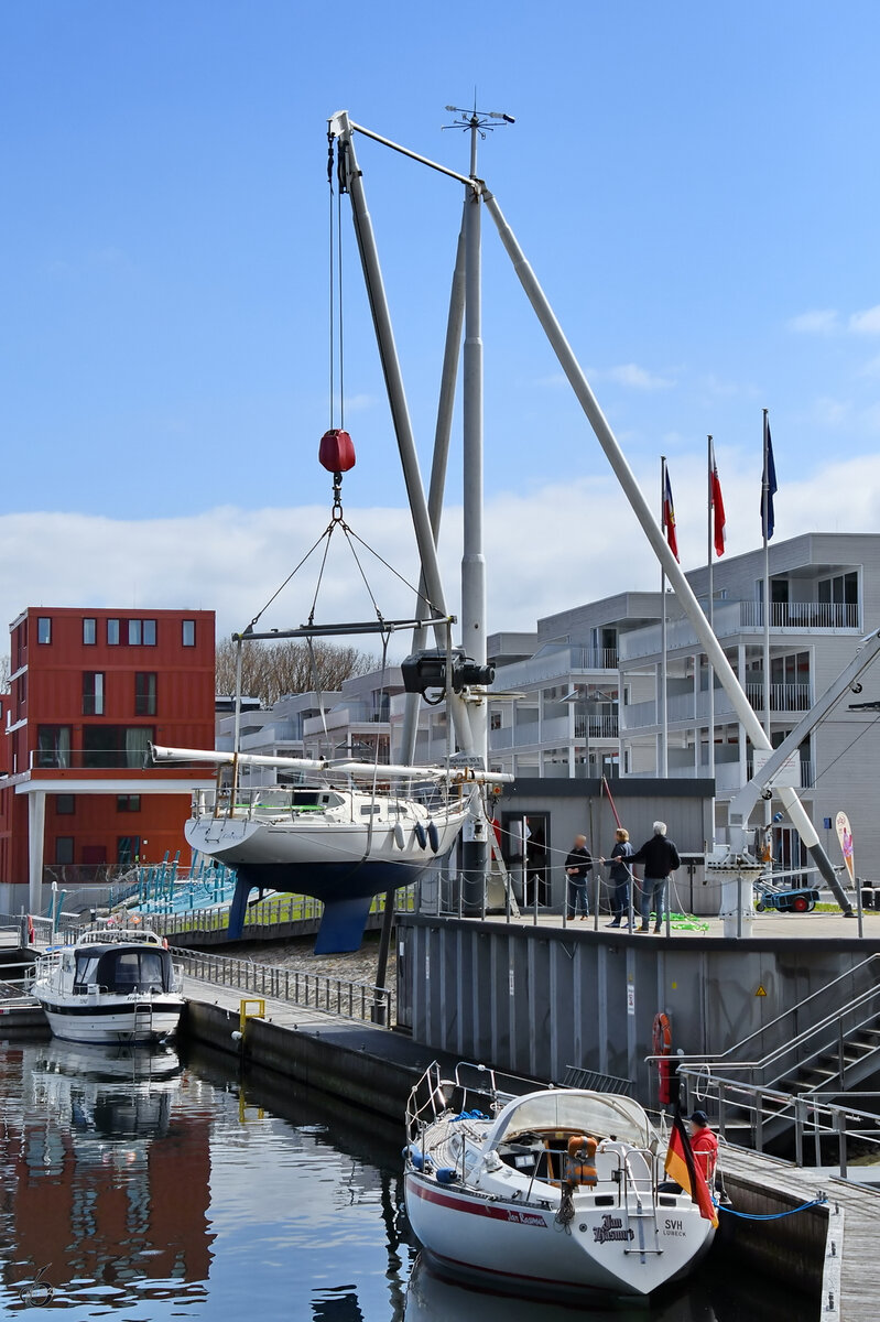 Das Segelboot SEEBRIESE wurde Anfang Mai 2023 im Passathafen von Priwall mit einem Kran ins Wasser gesetzt.