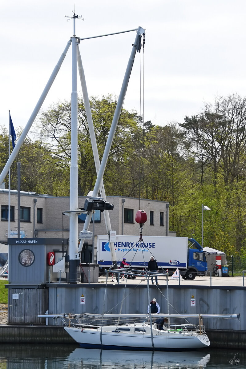 Das Segelboot SEEBRIESE wurde Anfang Mai 2023 im Passathafen von Priwall mit einem Kran ins Wasser gesetzt.