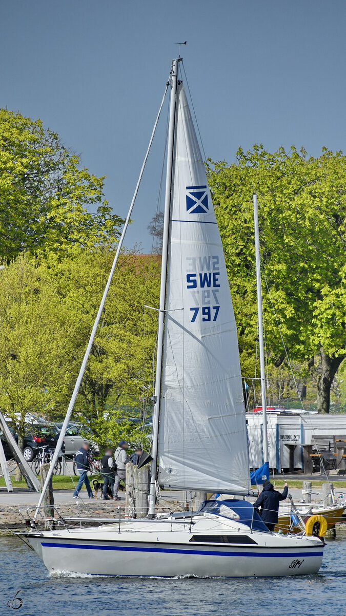 Das Segelboot SIRI befährt die Trave, so gesehen Anfang Mai 2023 in Priwall.