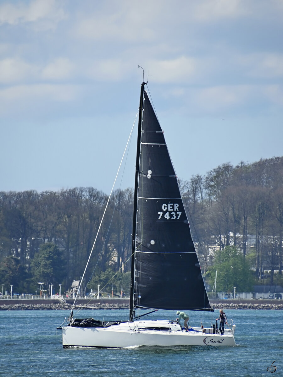 Das Segelboot SONIC ist hier Ende April 2023 in Travemünde zu sehen.