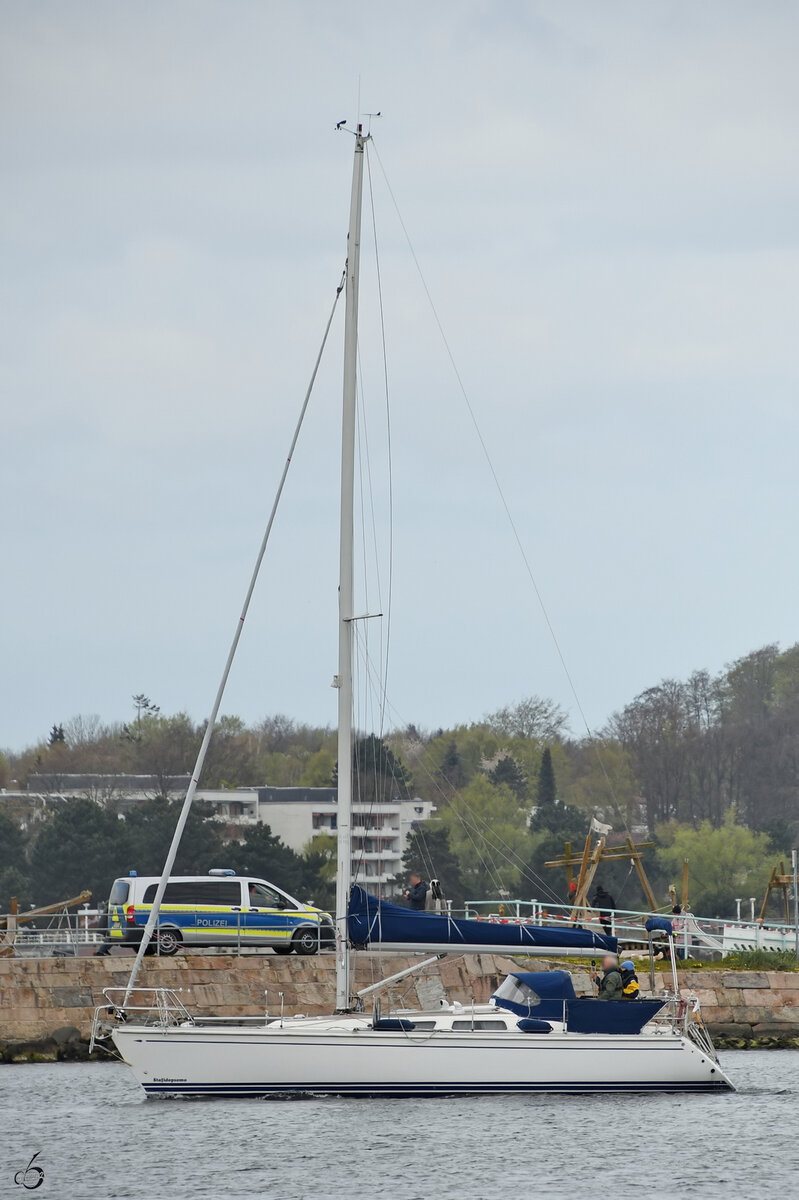 Das Segelboot STAFIDOPSOMO kommt gerade in Travemünde an. (Mai 2023)
