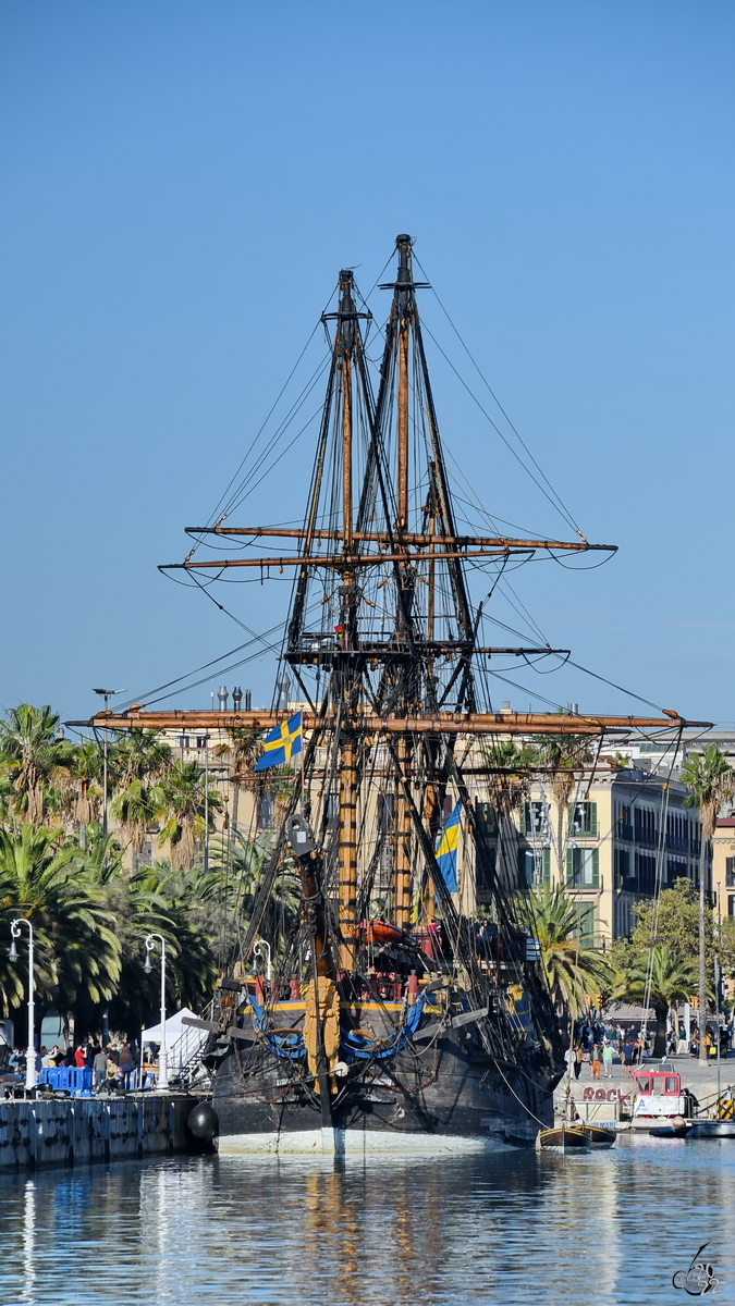 Das Segelschiff GÖTHENBURG (IMO: 8646678) lag im Hafen von Barcelona vor Anker. (November 2022)