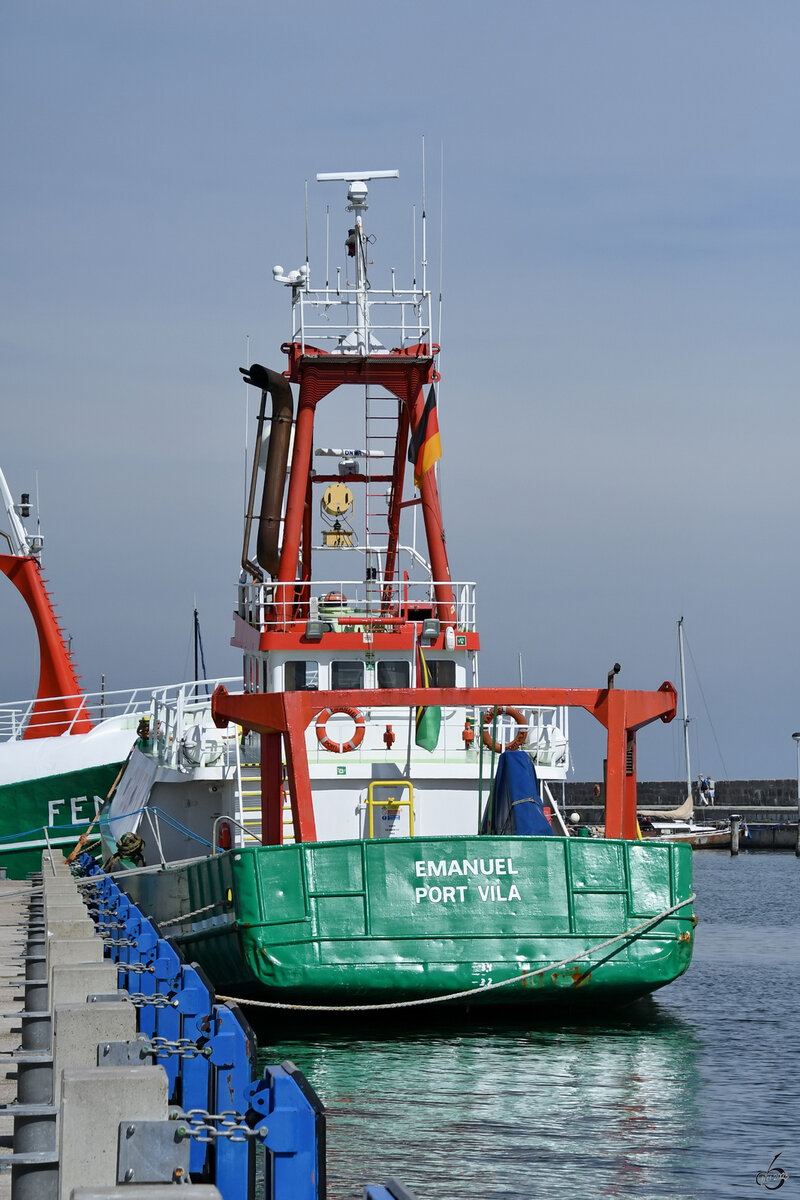 Das Sicherheitsschiff CH-16 EMANUEL (IMO: 7902439) hat im Sassnitzer Hafen angelegt. (August 2023)