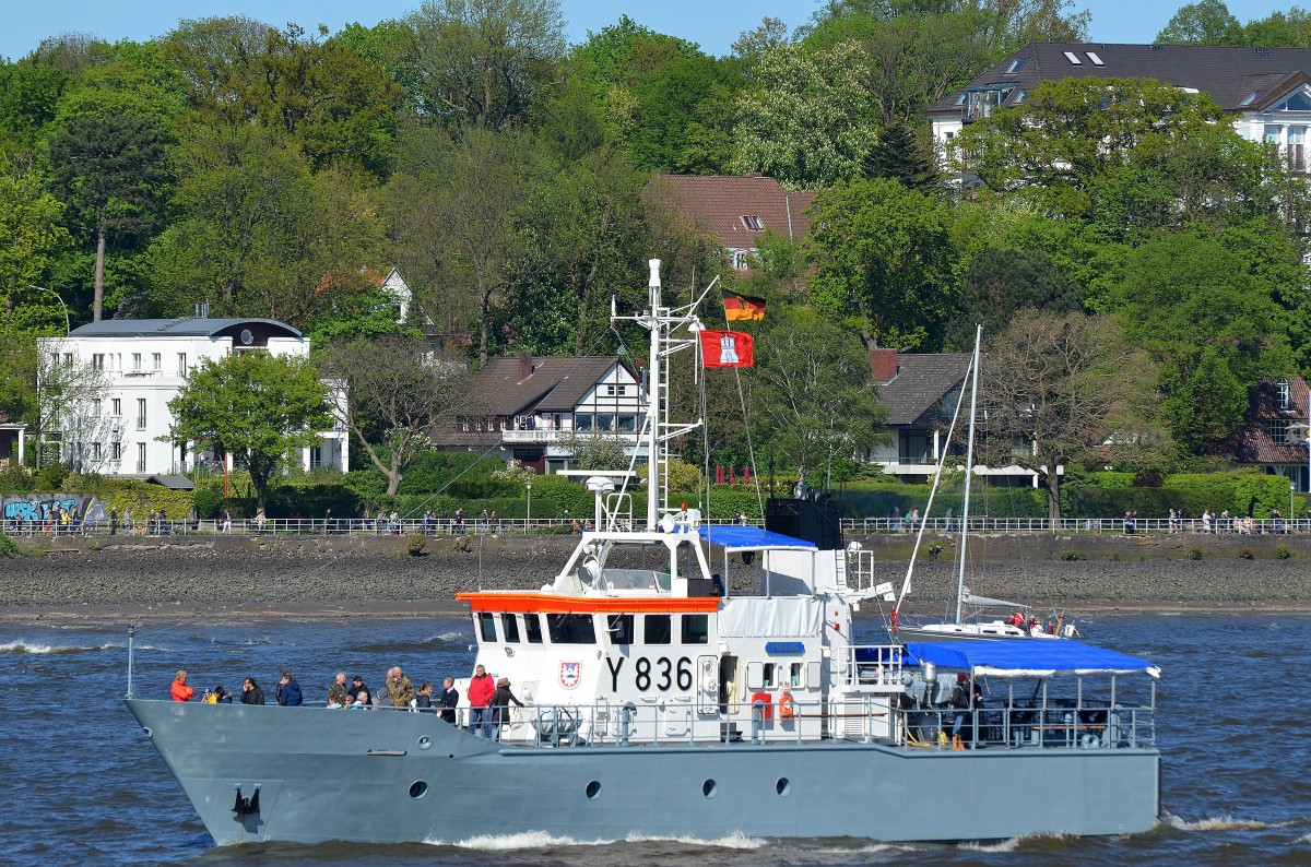 Das Sicherungsboot Y 836 Putlos (Ein Truppenübungsplatz im Kreis Ostholstein) Flagge:Deutschland Länge:29.0m Breite:6.0m am 10.05.15 beim 826 Hamburger Hafengeburtstag.