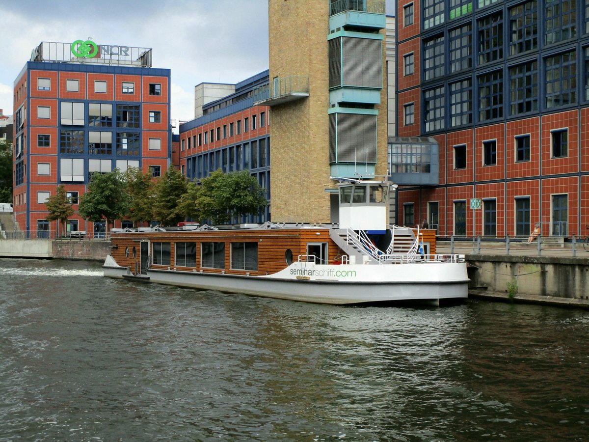 Das Solar-Elektro-Seminarschiff Orca ten Broke (04812960 , 35,55 x 8,25m) am 14.08.2018 auf der Spree in Berlin-Moabit.