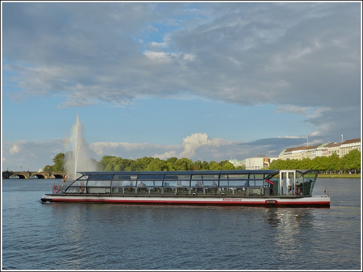 Das Solarboot  ALSTERSONNE  auf der Binnenalster in Hamburg, Lnge 30 M und bittet 100 Passagieren platz fr eine Alsterrundfahrt.  17.09.2013