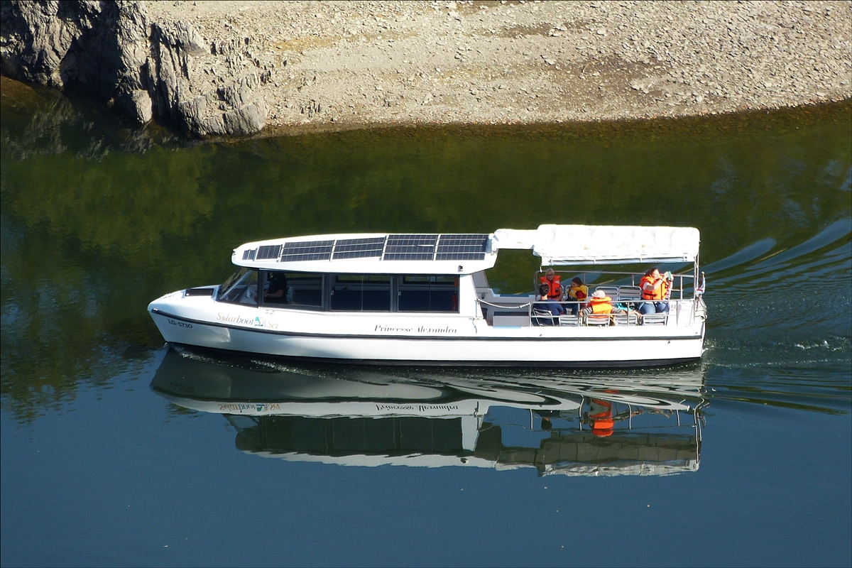 Das Solarboot LG-5730 „Princesse Alexandra“ auf dem Stausee von Esch Sauer unterwegs, aufgenommen vom Aussichtspunkt nahe dem Burfelt.  06.10.2018. 