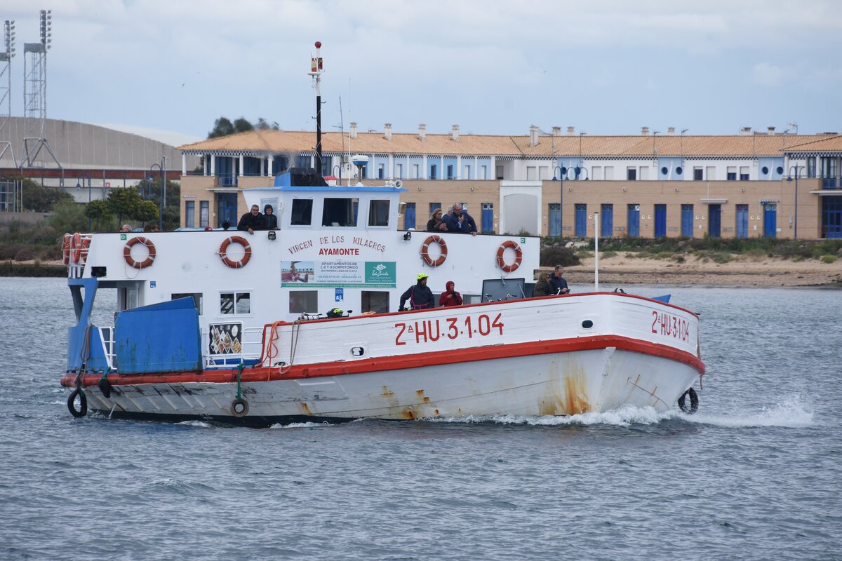 das spanische Fährschiff VIRGEN DE LOS MILAGROS bei der Anfahrt zum Fähranleger (Vila Real de Santo António/Portugal, 14.03.2022)